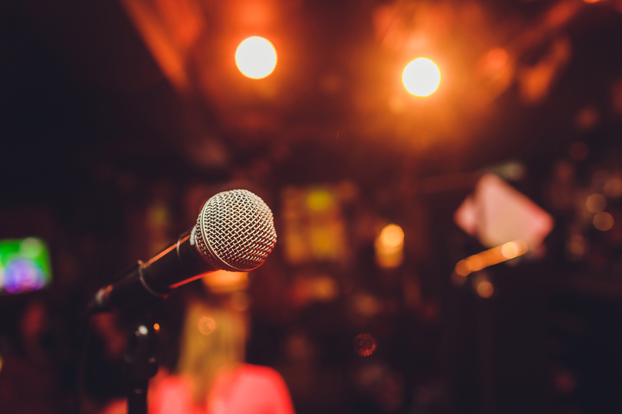 microphone on stage | comedy clubs near Highlands Ranch